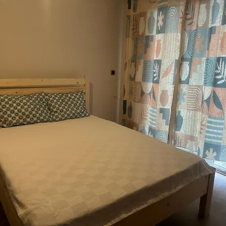 3 Bedroom Close To Mall And Bus Station