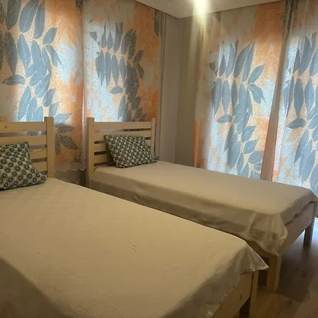 3 Bedroom Close To Mall And Bus Station דירה *