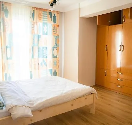 3 Bedroom Close To Mall And Bus Station
