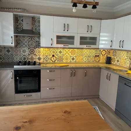 3 Bedroom Close To Mall And Bus Station Apartament *