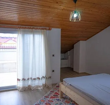 3 Bedroom Close To Mall And Bus Station *